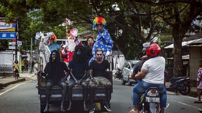 Sambut Natal, Warga Ambon Kembali Gelar Tradisi Santa Claus