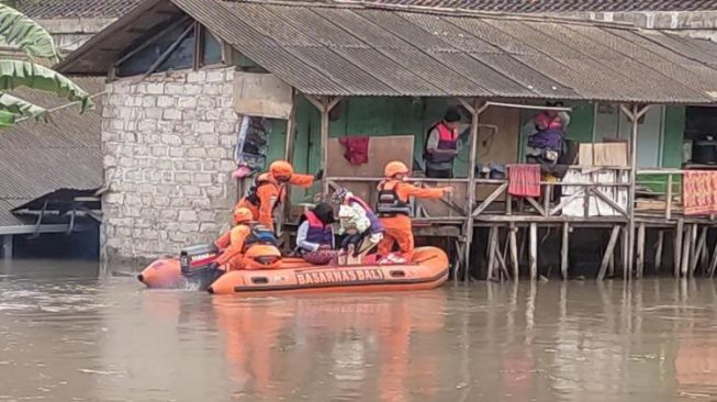 Tim SAR Evakuasi Balita Terjebak Banjir di Legian