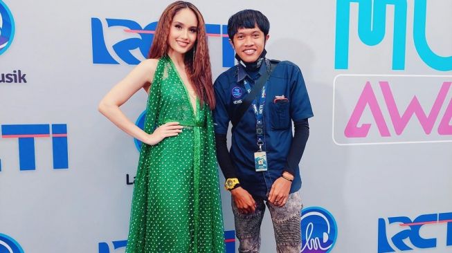 Adu Gaya Artis di Indonesian Music Awards 2021. (Instagram/@dodykomedian)