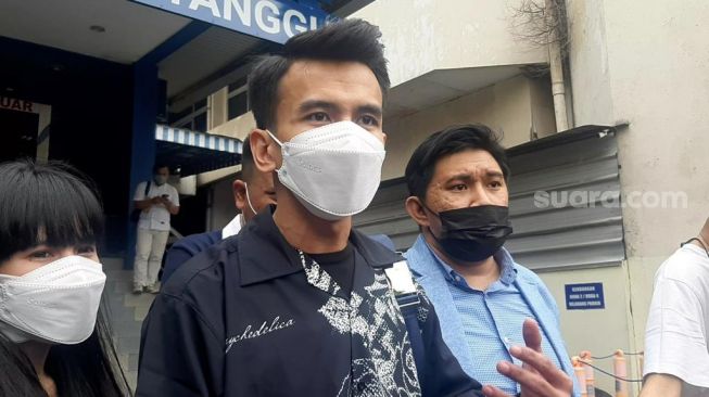 Adam Deni melaporkan pengacara Jerinx SID, Sugeng Teguh Santoso dengan tuduhan pencemaran nama baik di Polda Metro Jaya, Selasa (7/12/2021). [Yuliani/Suara.com]