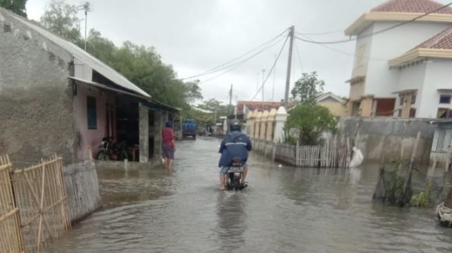 Banjir rob di Desa Sadari, Kecamatan Cibuaya, Kabupaten Karawang.[IST]