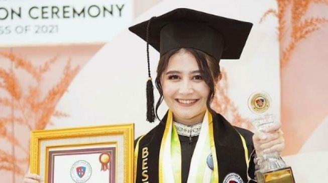 9 Potret Wisuda Prilly Latuconsina Jadi Lulusan Terbaik