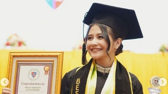 Prilly Latuconsina jalani wisuda [Instagram/prillylatuconsina96]