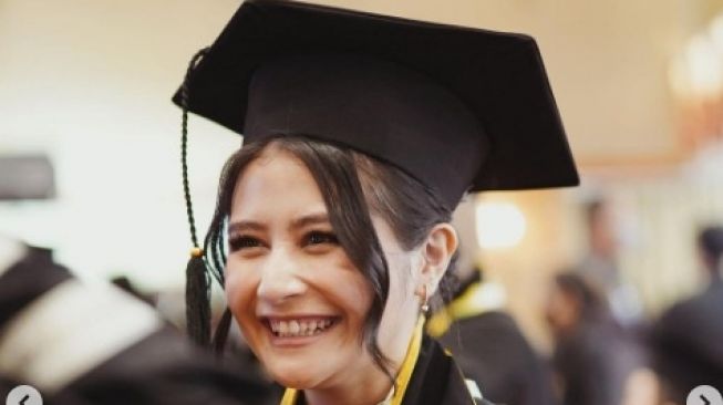 Prilly Latuconsina jalani wisuda [Instagram/prillylatuconsina96]