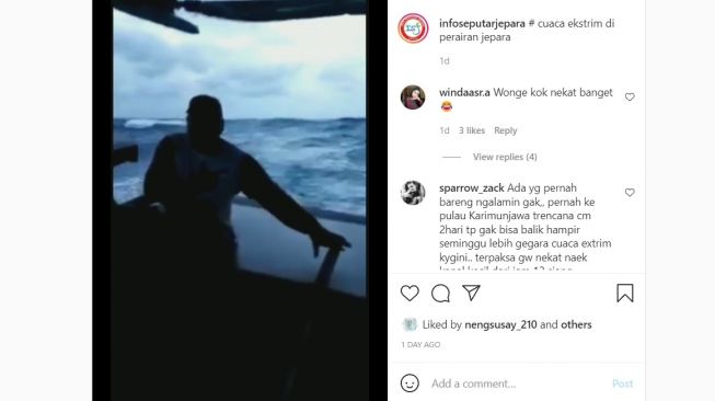 Tangkapan layar video nelayan teromabang-ambing tingginya gelombang di perairan laut Jepara. [Instagram]