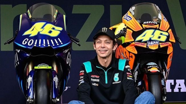 Valentino Rossi dan deretan motor yang meraih gelar juara dunia MotoGP. (Instagram)
