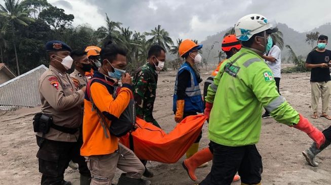 Satu Jenazah Korban Erupsi Semeru Kembali Ditemukan Tim Rescue dalam Posisi Sujud