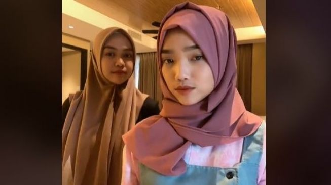 Dilihat Bikin Adem, Gaya Cantik Fuji Mendadak Pakai Hijab Jadi Sorotan