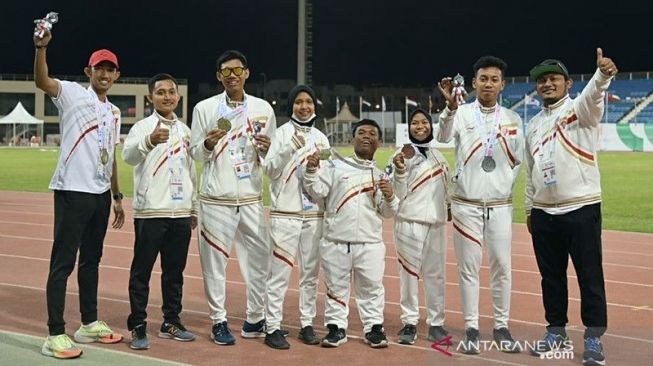 Tim para-atletik Indonesia berfoto bersama setelah dua wakilnya meraih emas pada perlombaan Asian Youth Para Games (AYPG) 2021 di Khalifa Sports City Stadium, Isa Town, Bahrain. [ANTARA/HO-NPC Indonesia]