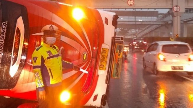 Bus Pariwisata Terguling Di Tol Dalam Kota, Diduga Sopir Mengantuk