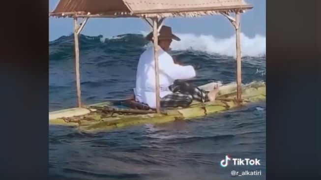 Bikin Ketar-ketir, Pria Ini Mancing di Tengah Laut Naik Pelepah Pisang