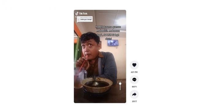 Kejadian tak terduga warganet saat makan bakso. [TikTok]