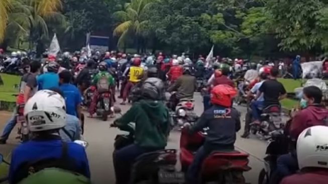 Tolak UMK Kabupaten Bekasi 2022, buruh kembali turun ke jalan melakukan aksi demo, Selasa (07/12/2021).[Instagram]