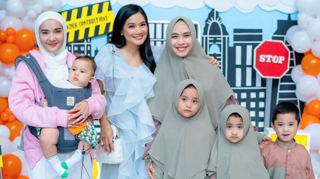 Potret Ultah Anak Titi Kamal dan Christian Sugiono (Instagram/@titi_kamall)