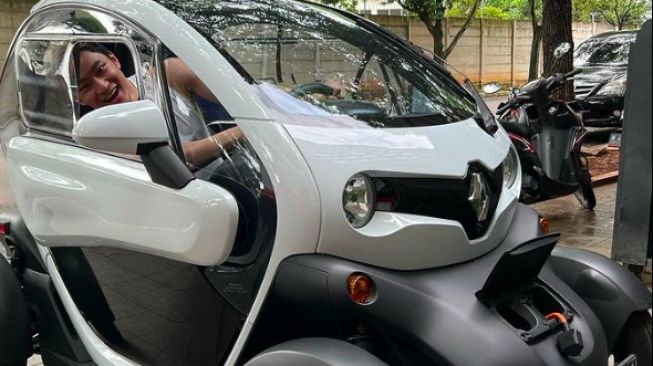 Deddy Corbuzier Hadiahi Mobil Listrik buat Anaknya, Azka: It's So Small