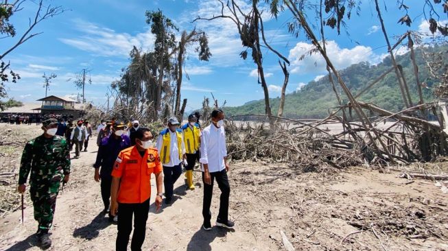 Presiden Joko Widodo (Jokowi) meninjau lokasi terdampak erupsi Gunung Semeru di Kabupaten Lumajang, Jawa Timur, Selasa (7/12/2021).  (Foto BPMI Sekretariat Presiden)