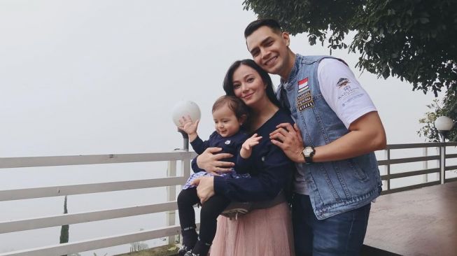 Jonas Rivanno, Asmirandah dan putrinya, Chloe. [Instagram]