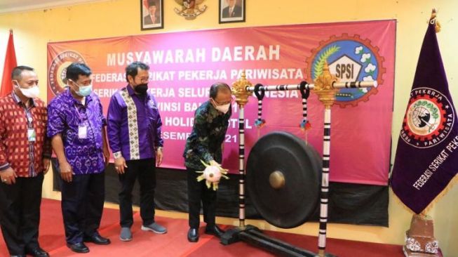 Buka Musyawarah Serikat Pekerja Pariwisata Bali, Gubernur Wayan Koster Ajak Bersabar