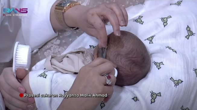 Momen Akikah Baby Rayyanza. [Youtube/RANS Entertainment]