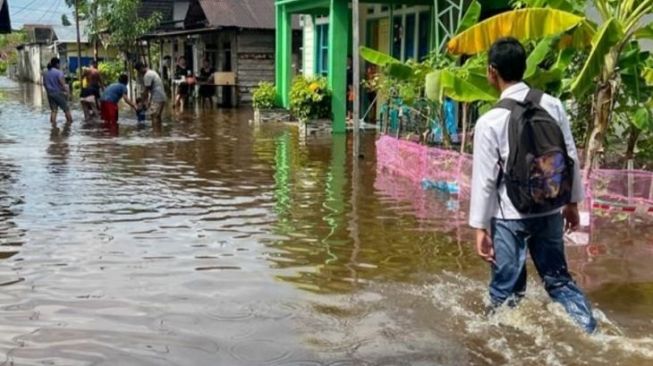 Imbas Air Laut Pasang , Rumah di Pesisir Sungai Kapuas Terendam Banjir