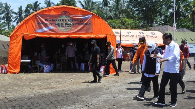 Presiden Joko Widodo (kanan) didampingi Gubernur Jawa Timur Khofifah Indar Parawansa (kedua kanan) mengunjungi korban bencana Gunung Semeru di posko pengungsian Desa Sumberwuluh, Candipuro, Lumajang, Jawa Timur, Selasa (7/12/2021). ANTARA FOTO/Seno
