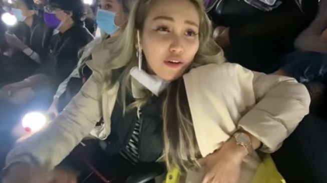 Ayu Ting Ting temani anak tidur saat konser BTS. (Youtube/QissYouTV)