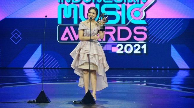 Adu Gaya Artis di Indonesian Music Awards 2021. (Instagram/@leonardgarrynahumury)