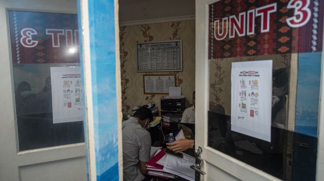 Penyidik memeriksa Dosen Universitas Sriwijaya AR (34) di Polda Sumatera Selatan, Palembang, Senin (6/12/2021).  ANTARA FOTO/Nova Wahyudi