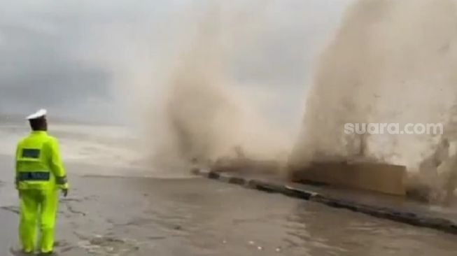 Gelombang Laut di Selat Makassar Capai 6 Meter, Penyeberangan Dihentikan