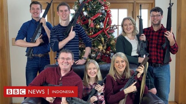 Anggota Kongres AS Dikecam, Foto Natal Keluarga Pamer Senapan Serbu