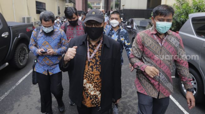 Mantan penyidik KPK Novel Baswedan (tengah) bersama sejumlah mantan pegawai KPK berjalan usai mengikuti uji kompetensi atau asesmen di Gedung Transnational Crime Center (TNCC) Mabes Polri, Jakarta, Selasa (7/12/2021). [Suara.com/Angga Budhiyanto]