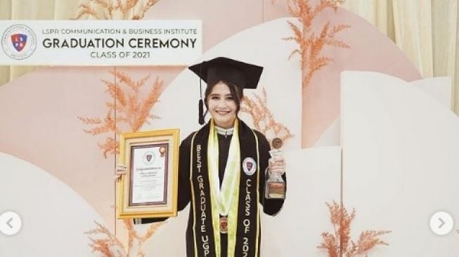 Jadi Lulusan Terbaik, Prilly Latuconsina Tak Menyangka Dapat Beasiswa S2