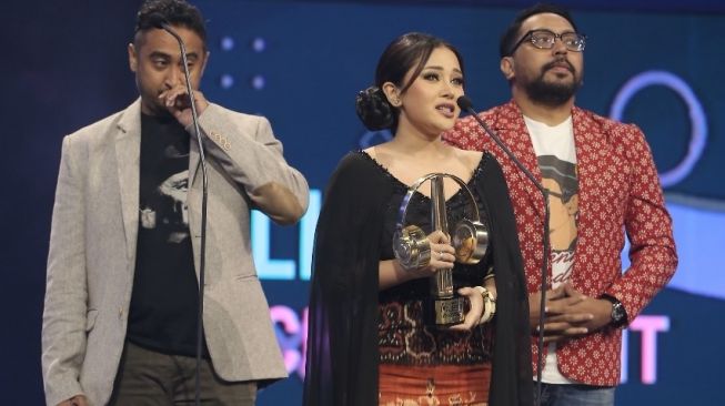 Istri Glenn Fredly, Mutia Ayu mewakili suaminya menerima penghargaan di ajang Indonesian Musica Awards 2021. [dokumentasi pribadi]