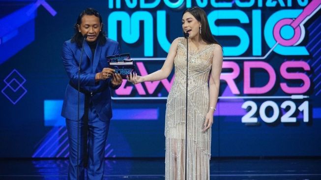 Adu Gaya Artis di Indonesian Music Awards 2021. (Instagram/@officialrcti)