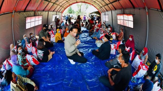 Pengungsi Erupsi Gunung Semeru Curhat ke Jokowi: Enggak Sampai 1 Menit Langsung Gelap