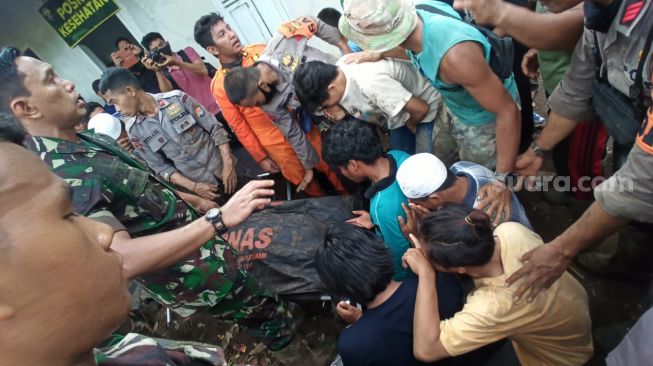 Haji Suri Korban Banjir Lombok Barat Ditemukan Tak Bernyawa Tertutup Atap Seng