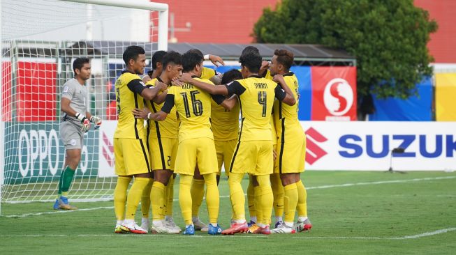 Para pemain timnas Malaysia saat merayakan gol dalam laga matchday pertama Grup B Piala AFF 2020 kontra Kamboja di Stadion Bisham, Singapura, Senin (6/12/2021). [AFF Suzuki Cup 2020]