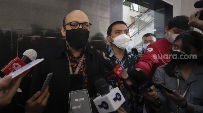 Mantan penyidik KPK Novel Baswedan (kiri) bersama mantan pegawai KPK Yudi Purnomo (tengah) memberikan keterangan kepada wartawan usai mengikuti uji kompetensi atau asesmen di Gedung Transnational Crime Center (TNCC) Mabes Polri, Jakarta, Selasa (7/12/2021). [Suara.com/Angga Budhiyanto]