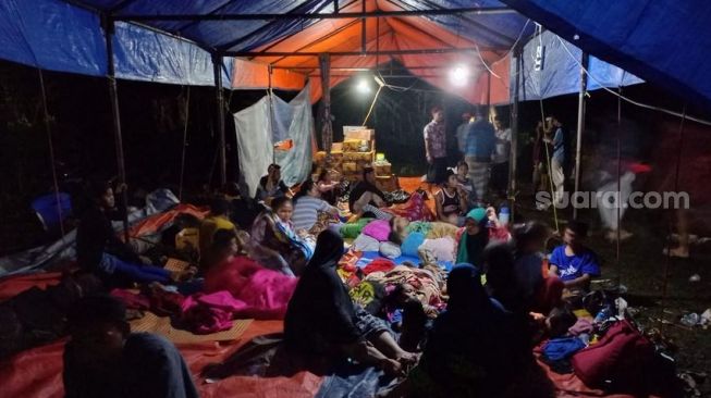 Salah satu tenda pengungsian yang berada di wilayah Batulayar, Lombok Barat, Nusa Tenggara Barat (NTB), Senin (7/12/2021) malam. [Foto : Suara.com / Lalu Muhammad Helmi Akbar] 