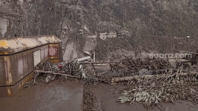 Tim PUPR Ambil Contoh Tanah di Lokasi Terputusnya Jembatan Perak Lumajang