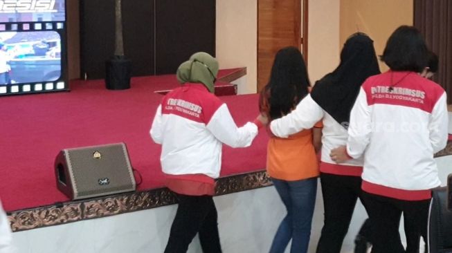 Siskaeee dihadirkan dalam konferensi pers di Mapolda DIY, Selasa (7/12/2021). - (SuaraJogja.id/Hiskia Andika)