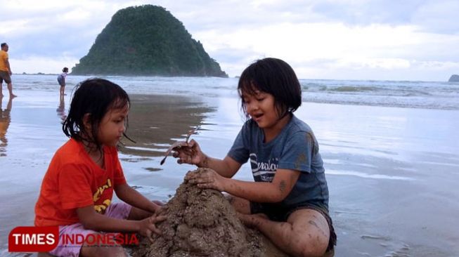 Fun Experience in Pulau Merah Beach Banyuwangi
