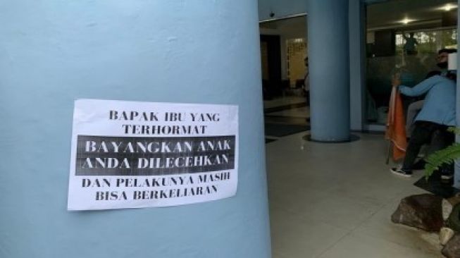Mahasiswa Unri Segel Ruang Rektor Aras Mulyadi dan Sebar Poster Peringatan