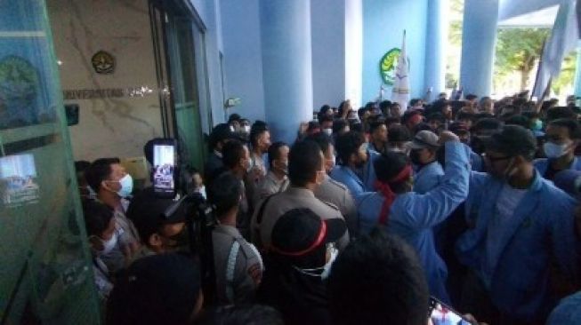 Tak Jumpa Rektor, Mahasiswa Paksa Masuk Rektorat dan Segel Ruang Rektor