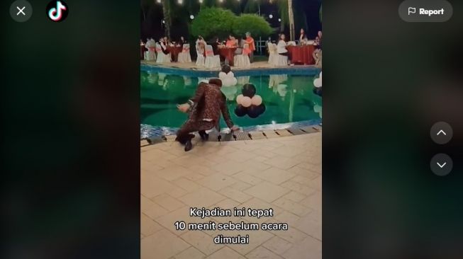 Selamatkan Mic Agar Tak Jatuh ke Kolam Renang, MC Ini Malah Alami Kejadian Bikin Ngakak