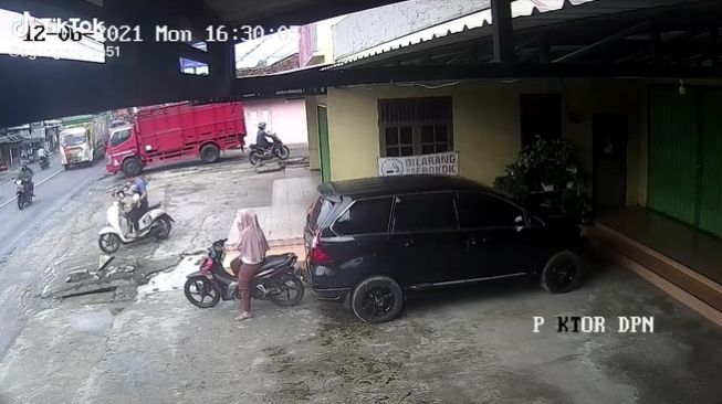 Viral Emak-emak Jatuh dari Motor Gegara Kesenggol Mobil Mundur, Publik Ramai Berdebat