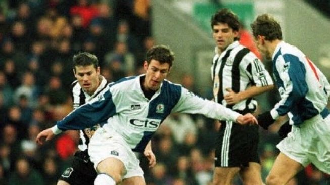 Philippe Albert (belakang) membela Newcastle United di Liga Premier tahun 1996. [AFP]