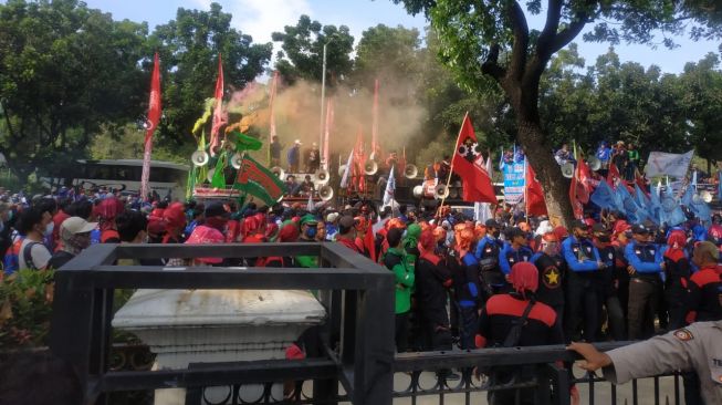 Massa Buruh Serukan Mogok Nasional, Jika UMP DKI Tidak Dinaikan