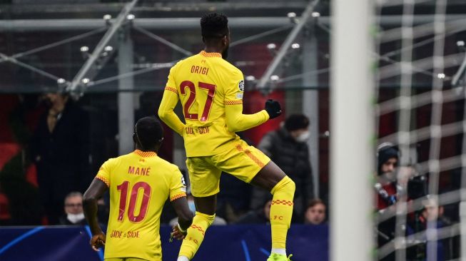 Pemain depan Liverpool Belgia Divock Origi (tengah) merayakan setelah mencetak gol selama pertandingan babak penyisihan Grup B Liga Champions di San Siro, Milan, Italia, Rabu (7/12/2021) dini hari WIB. MIGUEL MEDINA / AFP