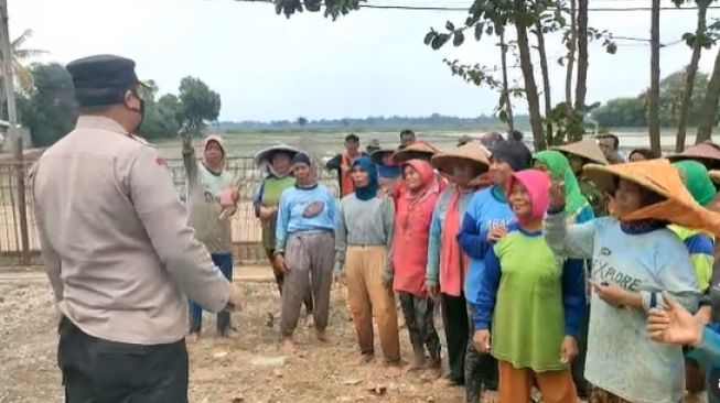 Momen Unik Polisi Bujuk Petani di Cikampek Agar Mau Divaksin, Ini Kata Kapolsek